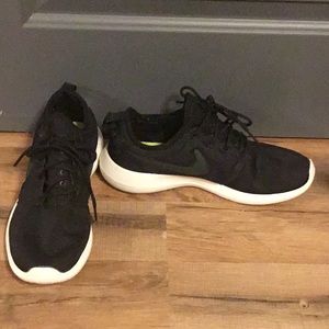 Nike Roche, Black